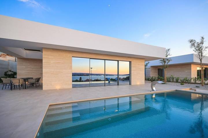Ferienhaus für 4 Personen, mit Garten und Whirlpool sowie Pool in Tkon