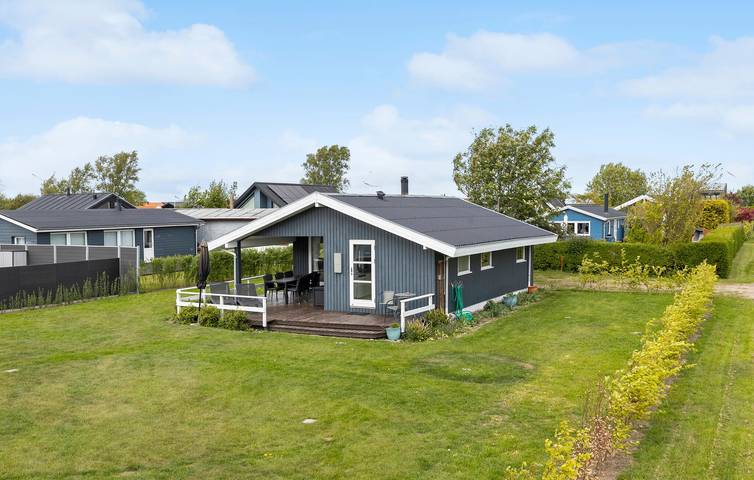 Ferieudlejning for 5 personer, med terrasse og have i Hasmark