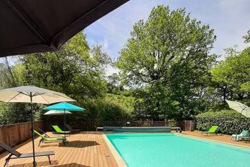 Location de vacances pour 6 personnes, avec jardin ainsi que terrasse et piscine, animaux acceptés à Calviac-en-Périgord