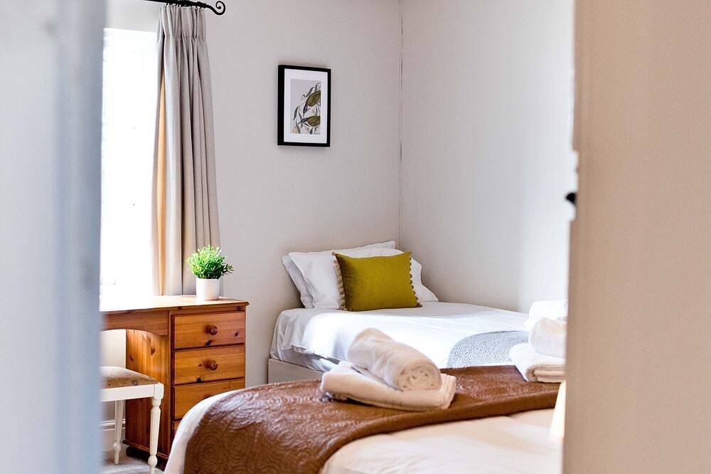 Entire apartment, The Farmhouse | Near Carsington Reservoir in Brassington, Derbyshire