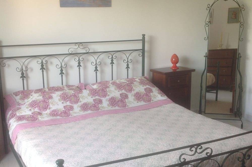 Large trullo/ villa, with private 10x4 m pool, in olive grove 2km from town in Ceglie Messapica, Salento