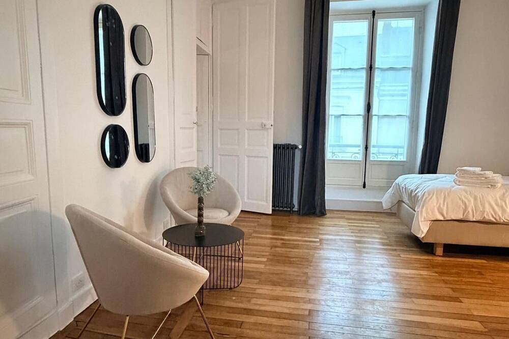 Maison avec parking, proche centre - 15 pers. in Le Mans, Sarthe