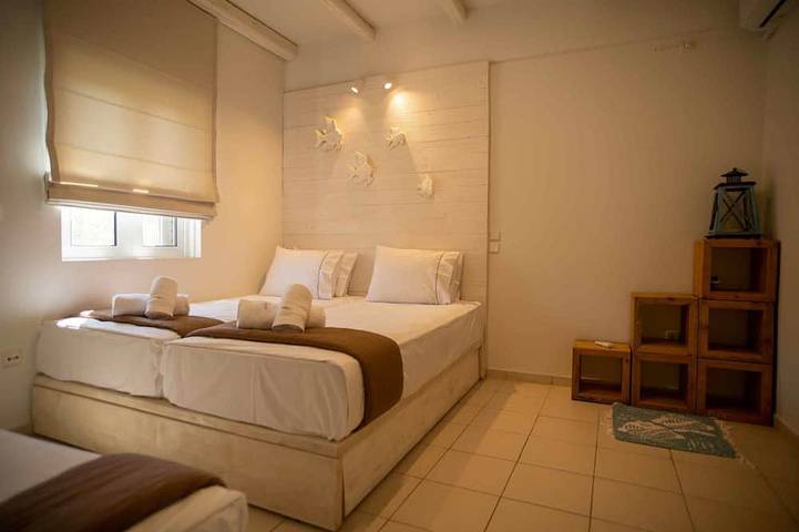 Our villa offers a magical view to the deep blue waters of Saronic Gulf. in Korfos