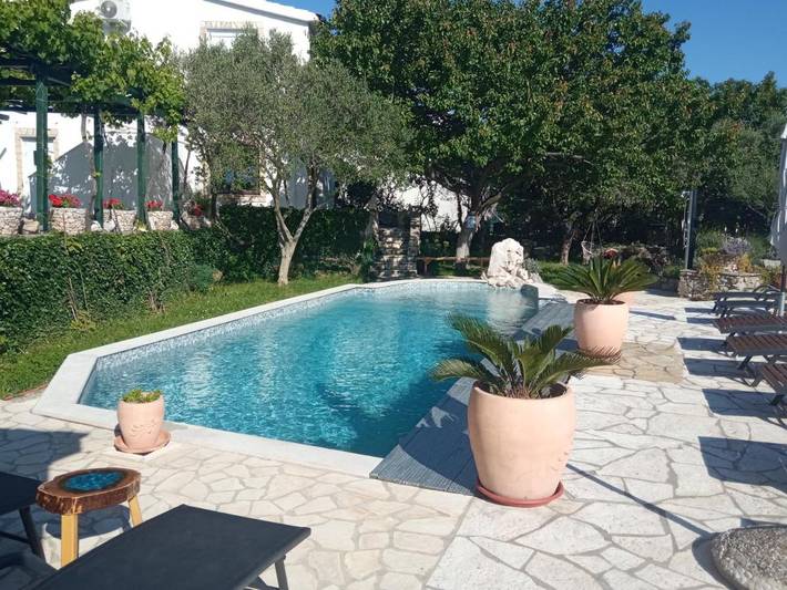 Ferienwohnung für 3 Personen, mit Garten und Ausblick sowie Pool in Baska
