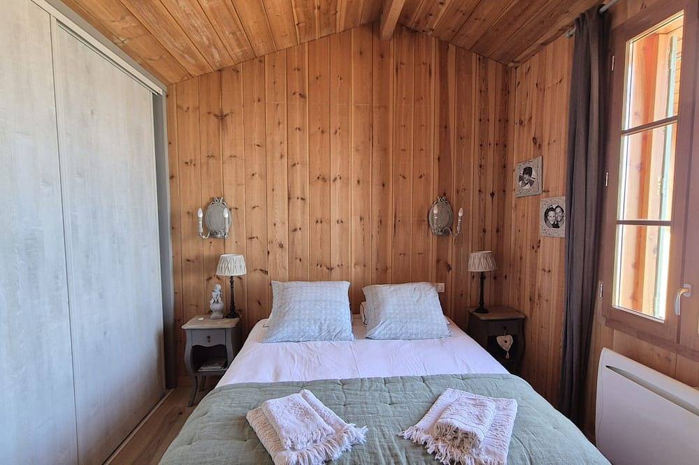 Superbe cabane typique au Cap Ferret, les pieds dans l'eau in Bassin d'Arcachon
