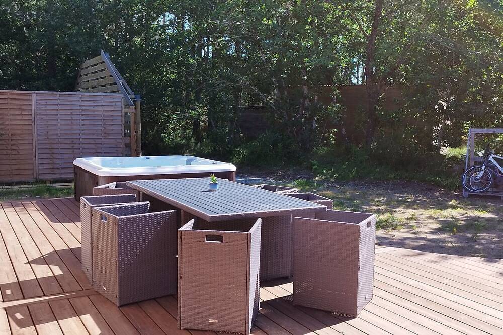 Pretty new house on the edge of a forest with its own private Spa, 7 minutes from the beach! in Lège-Cap-Ferret, Arcachon region