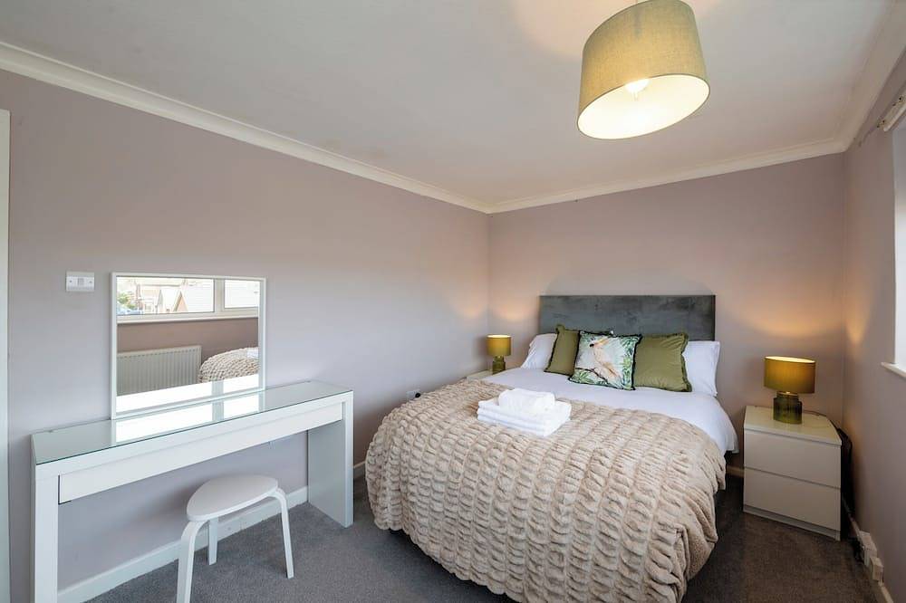 Spacious 4Br  Detached House, Parking, Fast Wifi, Garden Ideal for Contractors in Colchester, Essex