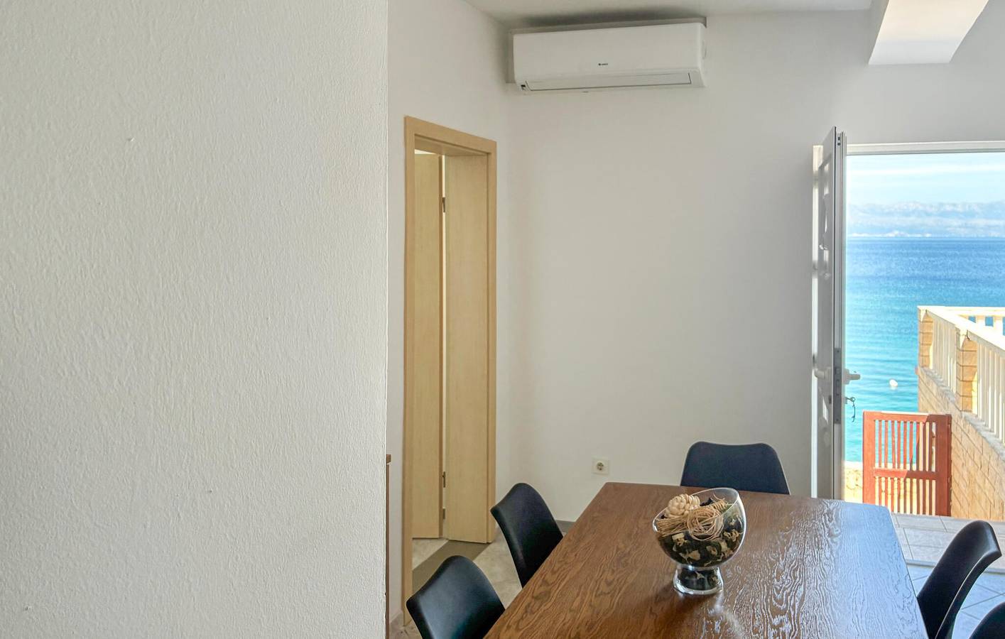 Ganze Ferienwohnung, Gemütliche 2-Zimmer-Wohnung mit Terrasse, 100 m von der Küste entfernt – Necujam in Necujam, Solta
