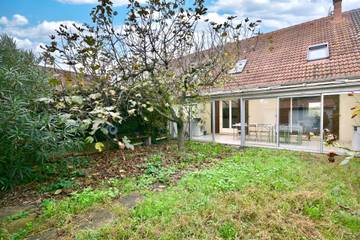 Gîte pour 8 personnes, avec jardin à Décines-Charpieu