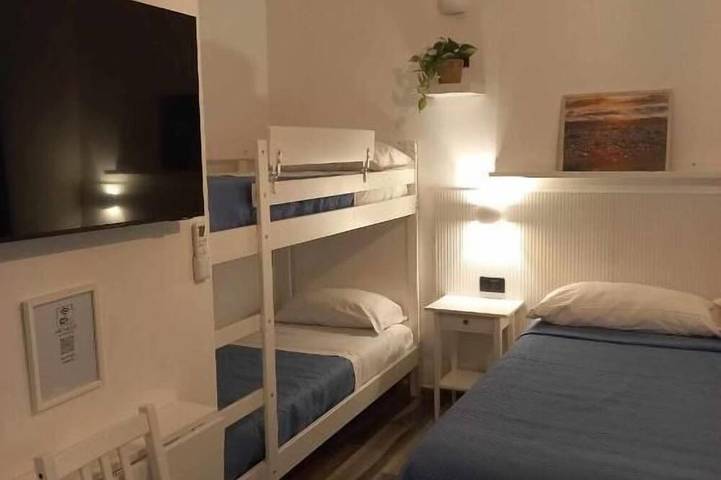 Vento di Mare Rooms, camera da 2 a 4 posti sul mare, in pieno centro in Marina di Camerota, Camerota