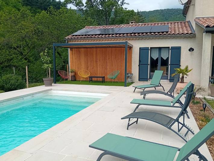 Location de vacances pour 6 personnes, avec Terrasse et Jardin ainsi que Piscine et Vue dans Saint-André-Capcèze