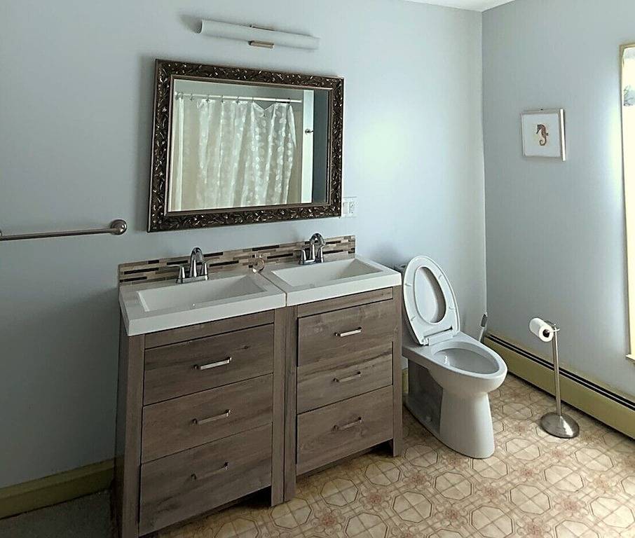 Quintessential waterfront home with over 400 feet of private sandy beach. in Washington County (Maine)