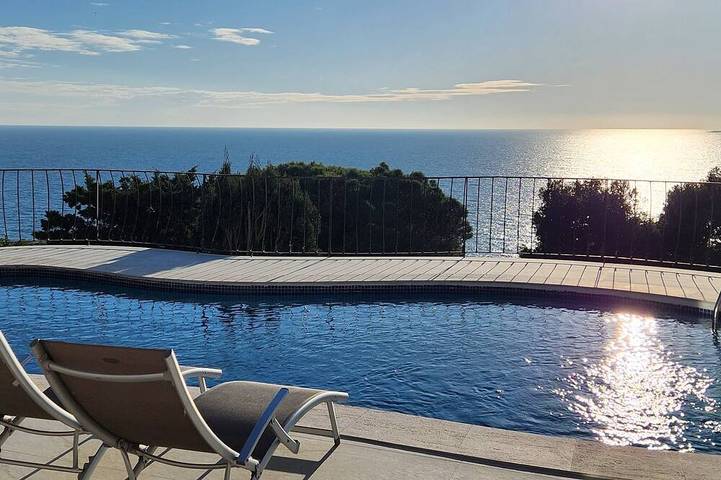 Maison de vacances pour 8 personnes, avec balcon ainsi que jardin et piscine à Canyelles