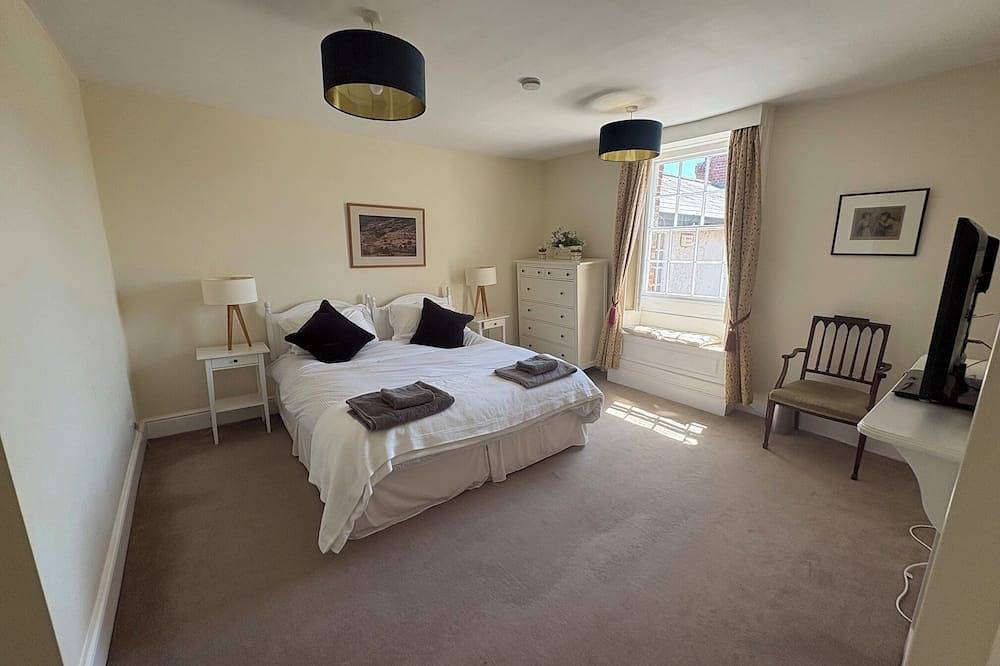 Stunning 3 bed/3 bath cottage nr Stonehenge & Bath, Sleeps 6.  Walled garden in Wiltshire