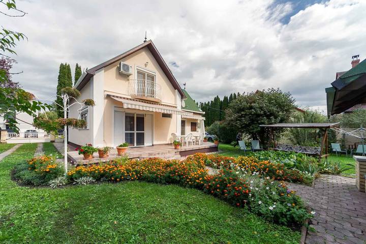 Ferienhaus für 8 Personen, mit Balkon und Garten in Balatonmariafürdö