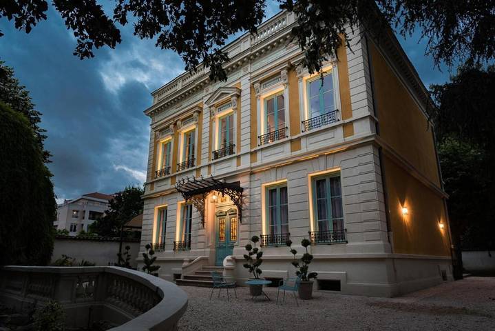 Chambre d’hôte pour 2 personnes, avec Jacuzzi et Terrasse ainsi que Jardin et Vue à Chassieu