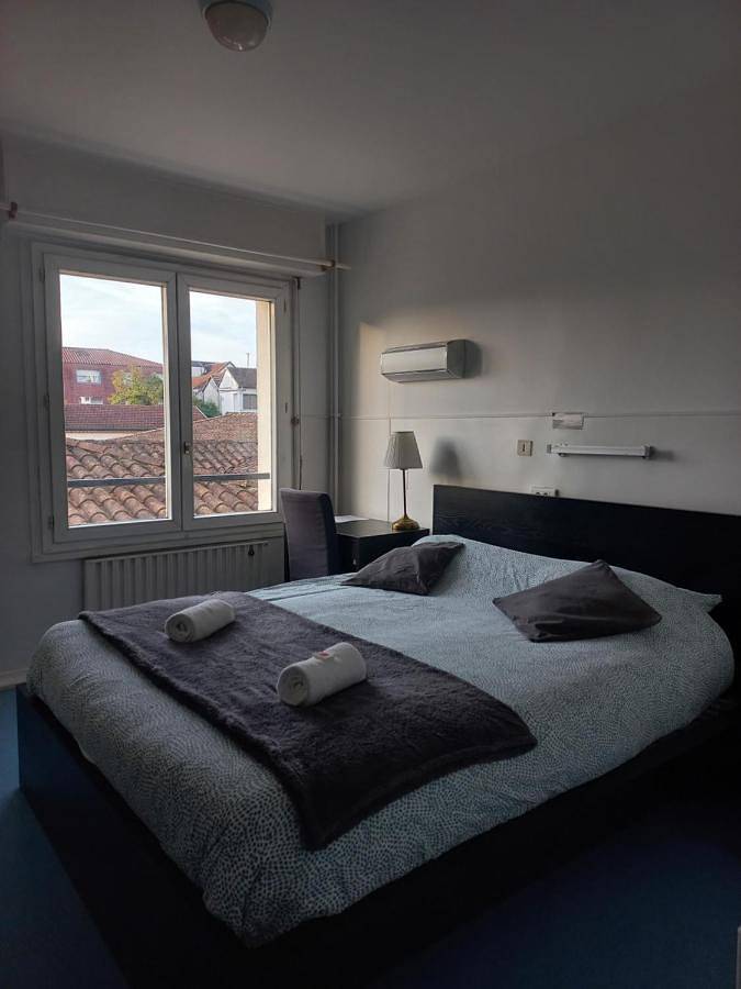 Double Room with Private Bathroom in Orthez, Béarn