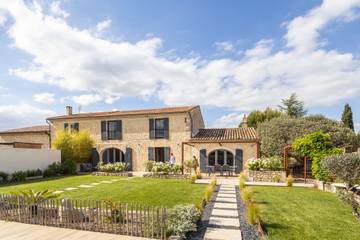 Location de vacances pour 8 personnes, avec terrasse et jardin à Châteaurenard