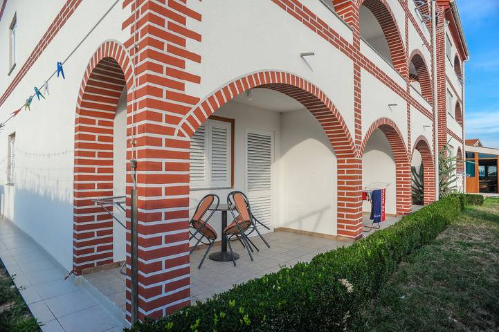 Vakantiewoning voor 4 personen, met Balkon/Terras en Zwembad in Novalja