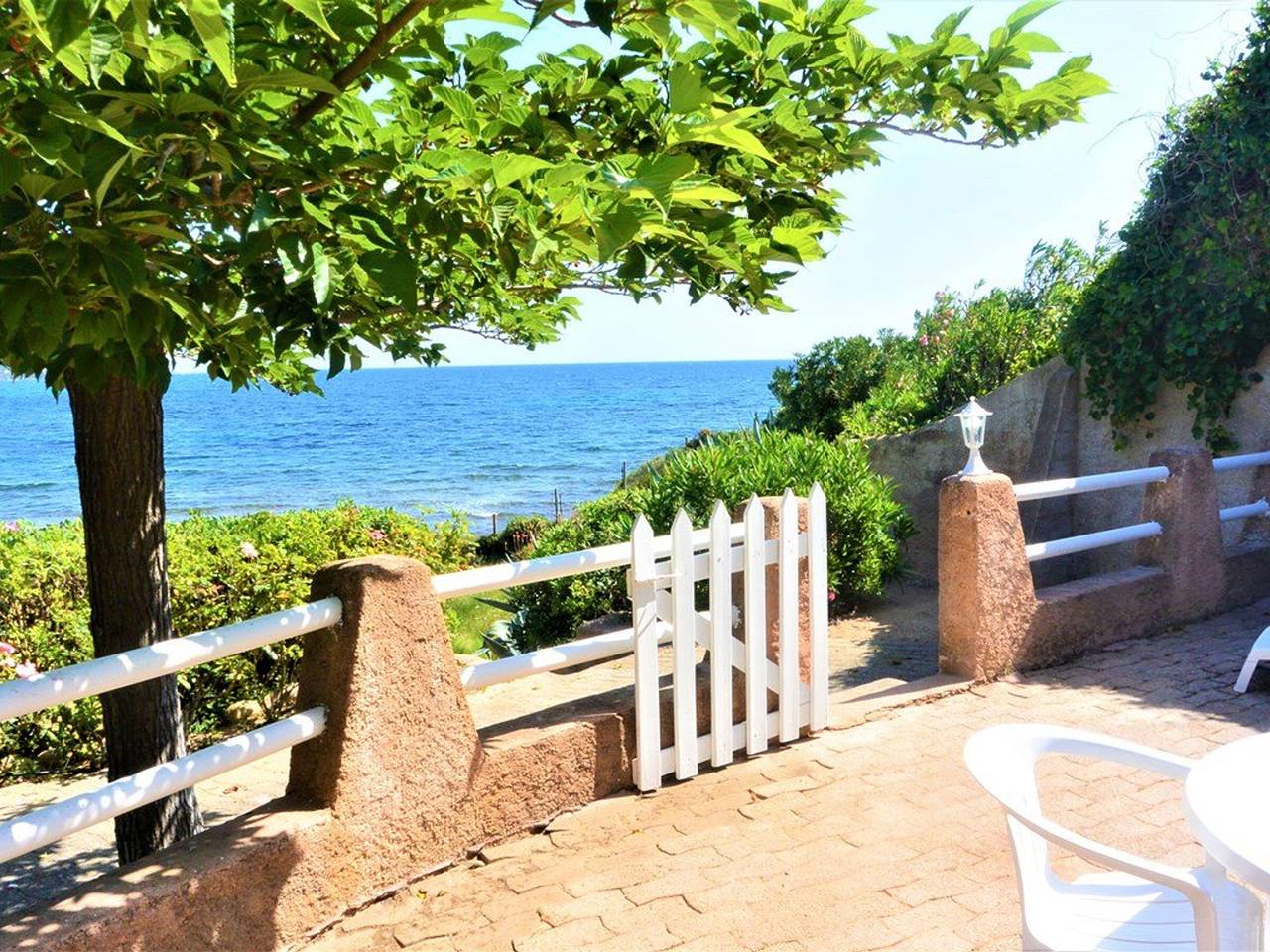 Mini-villa rénovée en front de mer, 2-4 pers, climatisée, accès direct plage, jardin ombragé, sport à proximité in Sari-Solenzara, Sartène und Umgebung