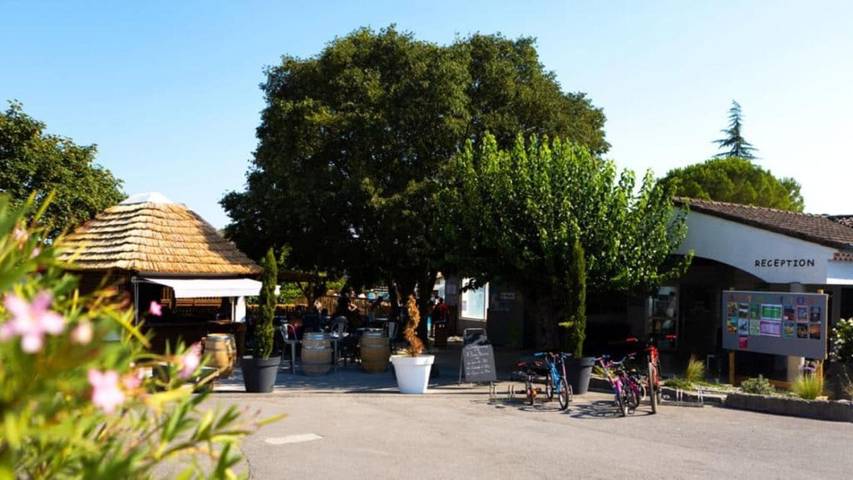 Camping pour 5 personnes, avec piscine ainsi que terrasse et jacuzzi, animaux acceptés à Ruoms - 2