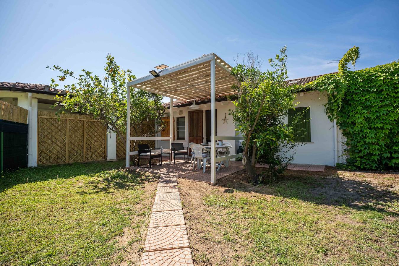 Appartement entier, Chambre 'Melograno' avec jardin privé et climatisation in Poetto (Cagliari), Quartu Sant'Elena