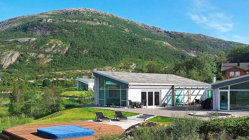 Ferienhaus für 10 Personen, mit Whirlpool und Garten in Nordland