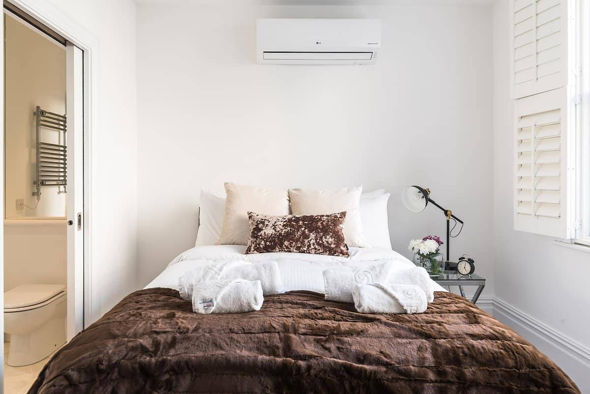 Entire vacation apartment, Fulham 2-Bed Apt w/ South Terrace near Tube in Hammersmith and Fulham, London