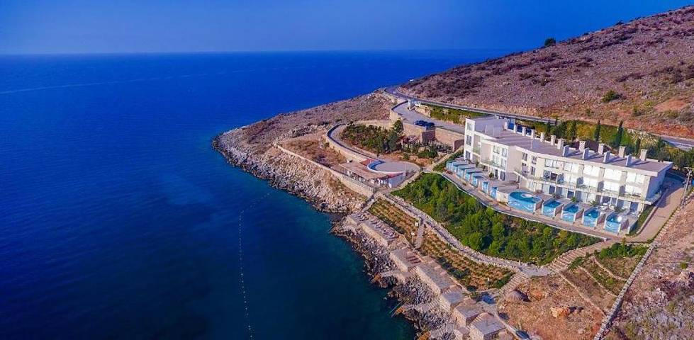 Hôtel pour 3 personnes, avec vue ainsi que piscine et jardin