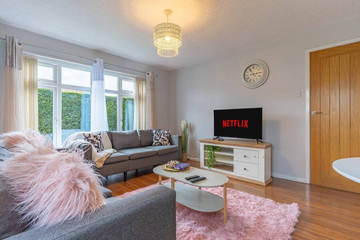 Entire apartment, Sleek and Cozy 1Br Resorts World Nearby in Solihull, Birmingham Area