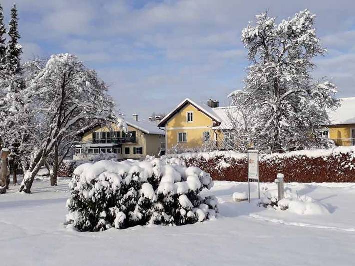 Ferienwohnung für 3 Personen, mit Seeblick und Ausblick sowie Garten am Attersee