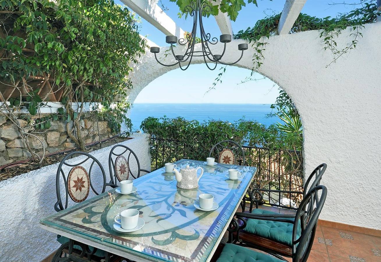 Preciosa villa con vistas al mar, piscina, jardín y Wi-Fi in Salobreña, Costa Tropical