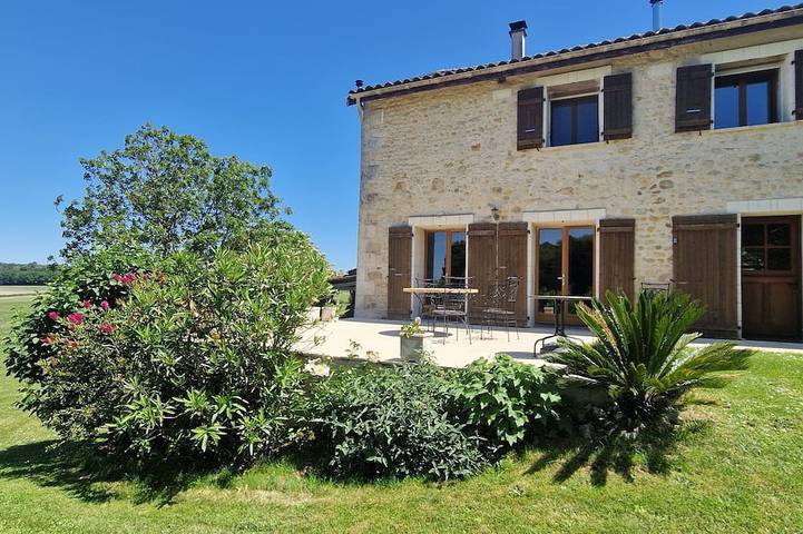 Gîte pour 12 personnes, avec jardin à Passirac