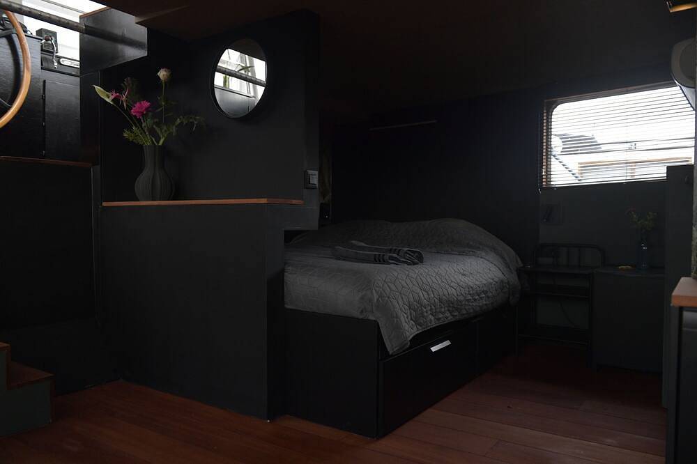Euphrate Houseboat Suite Wheelhouse in Amsterdam Oost, Dutch Coast