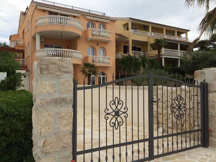 Ferienwohnung für 3 Personen, mit Balkon und Terrasse sowie Garten und Pool