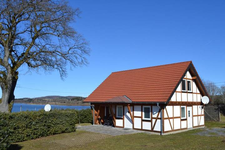 Vakantiehuis voor 4 personen, with Whirlpool and Terras as well as Tuin and Uitzicht op het meer in Lahntal