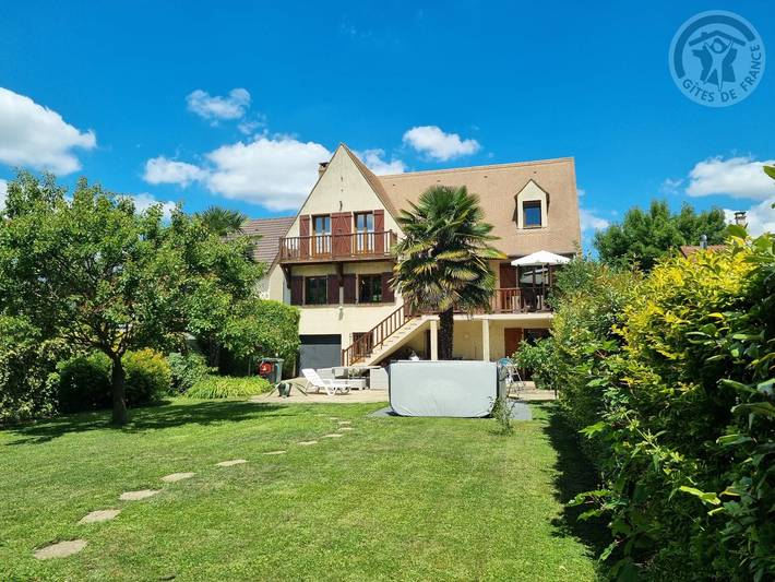 Gîte pour 9 personnes, avec terrasse ainsi que jacuzzi et jardin dans Yvelines