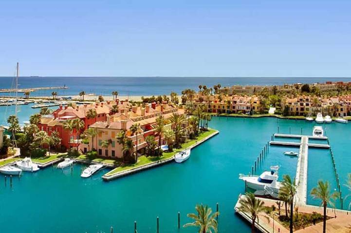 Apartamento para 4 personas, con jacuzzi y balcón además de piscina y sauna en Sotogrande