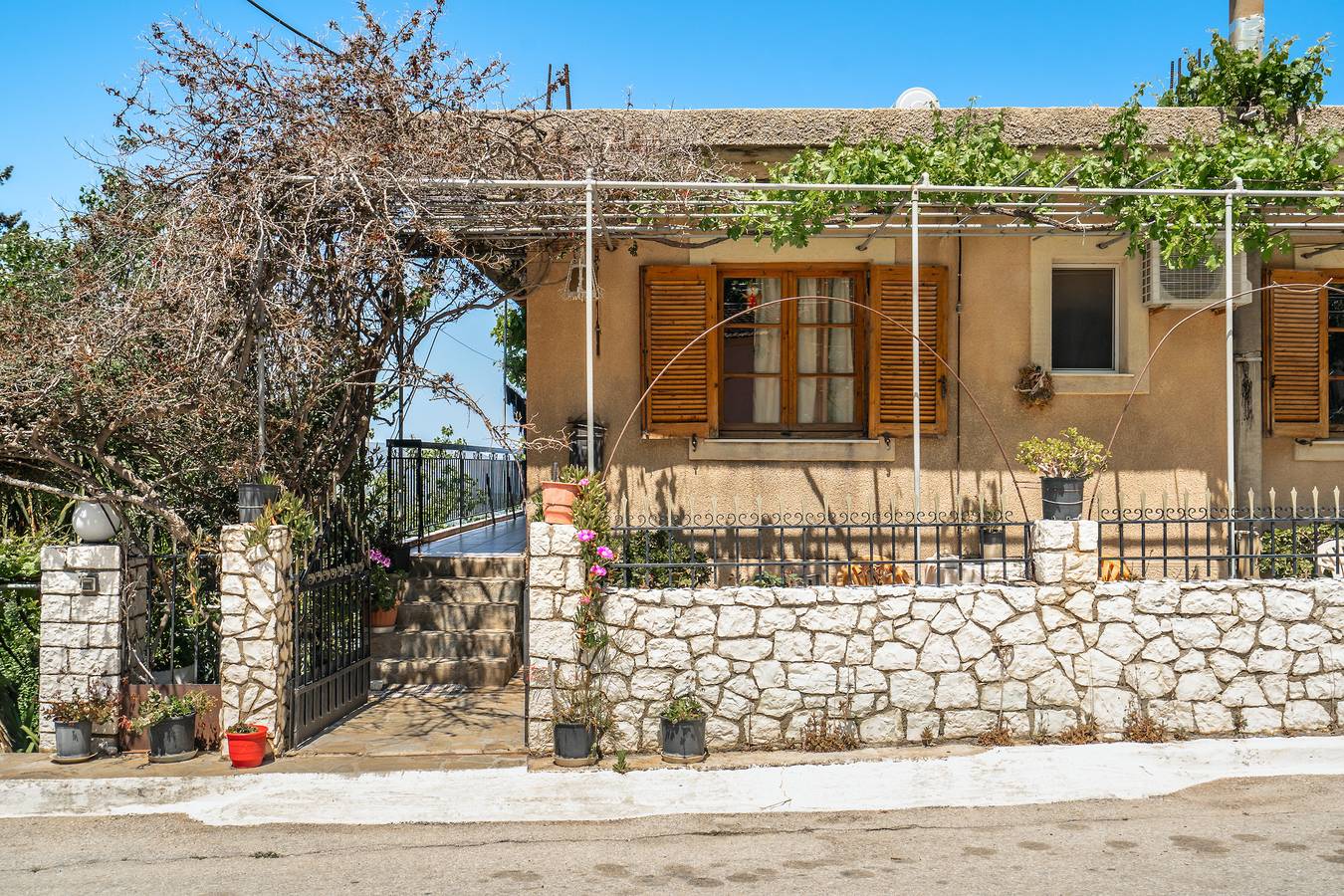 Entire apartment, 'Vangelis Apartment' with Sea View, Terrace & Wi-Fi in Kefalonia