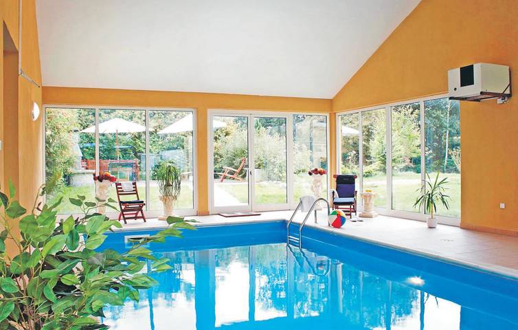 Ferienhaus für 20 Personen, mit Terrasse und Whirlpool sowie Garten und Pool in Mecklenburgische Schweiz - 3