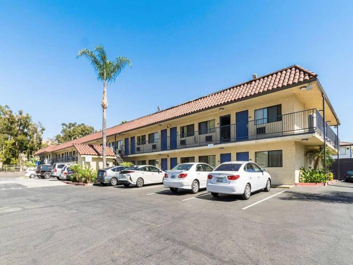 Ganze Wohnung, Sonniges Apartment mit 2 Schlafzimmern (Doppelbetten) | Minikühlschrank in Riverside, Riverside County