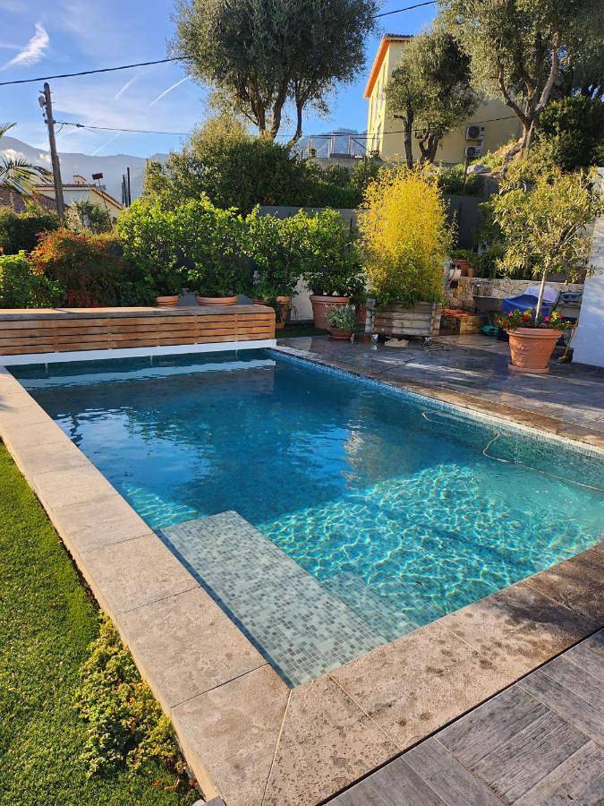 Location de vacances pour 8 personnes, avec balcon et piscine ainsi que jardin et jacuzzi à Castellar - 4