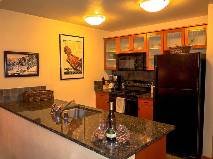 Vacation rental for 4 people, with hot tub and balcony as well as pool in Mammoth Lakes