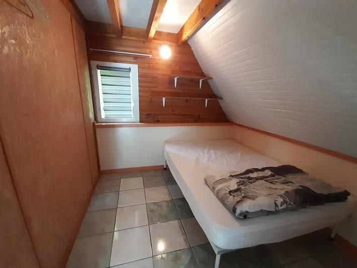Camping Le Nizour - Hébergement 8 personnes - Hutte - 3 chambres - Sans salle d'eau ni Wc in Sireuil, Charente