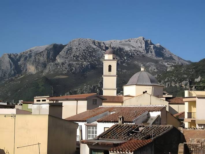Entire studio, Studio Apartment 'Monolocale Yellow' with Mountain View, Wi-Fi and Air Conditioning in Siniscola, Nuoro Province