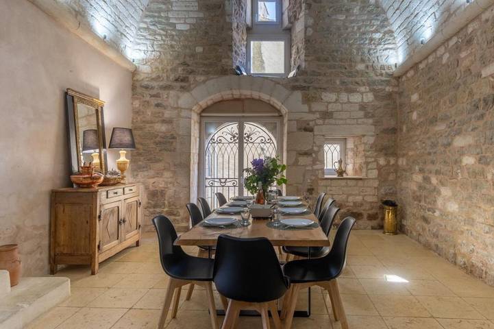 Location de vacances pour 9 personnes, avec balcon ainsi que vue et piscine à Saint-Marcel-d'Ardèche