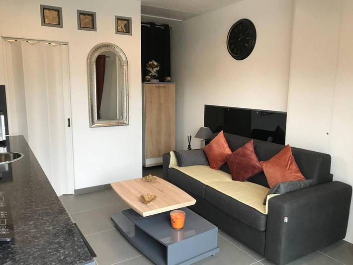 Gîte pour 2 personnes, avec Terrasse ainsi que Jardin et Vue à Colombier-Saugnieu