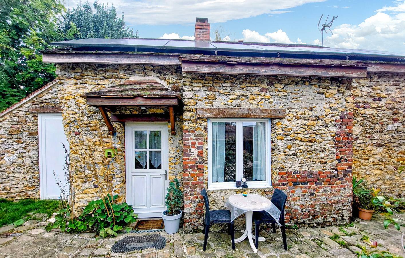 Riverside Retreat con WiFi, aparcamiento, jardín y piscina in Boissy-le-Châtel, Sena y Marne