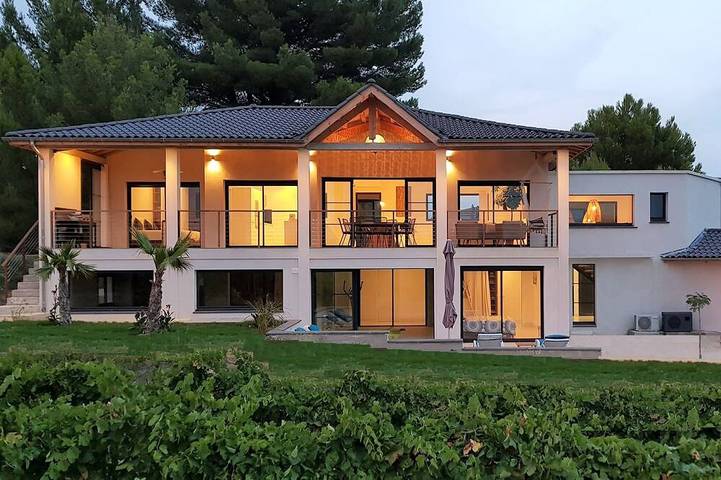 Villa pour 9 personnes, avec jacuzzi ainsi que terrasse et jardin