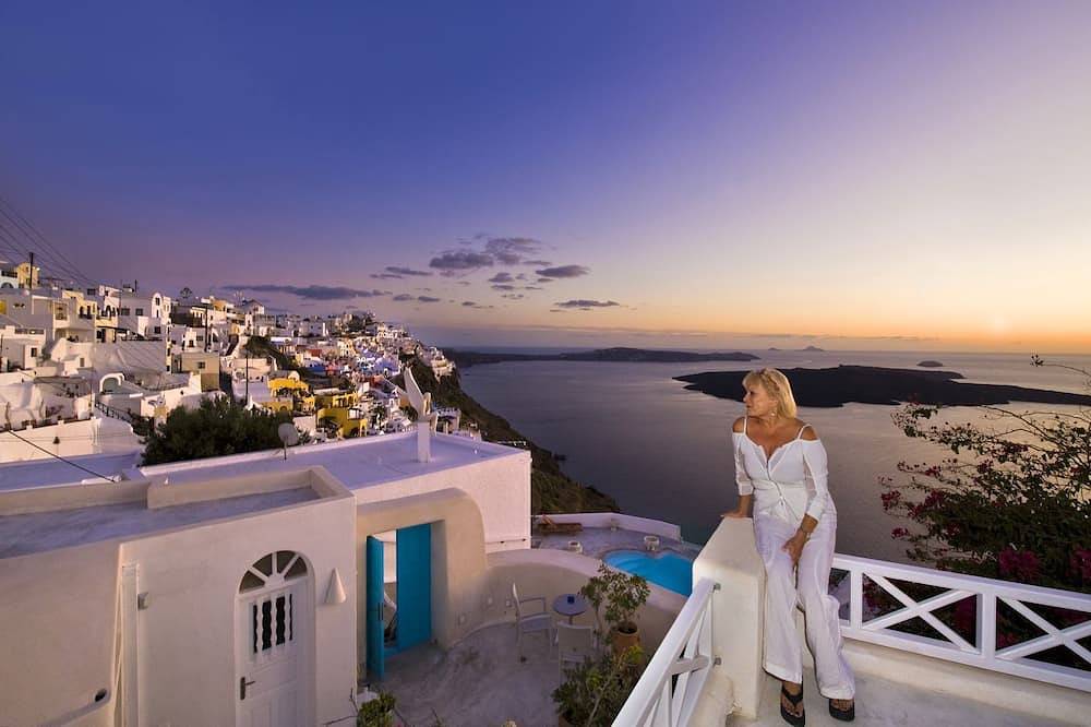 Entire apartment, Briga Villas  Studio 1 - private terrace. Astonishing view of Caldera /volcano in Firostefani, Thera